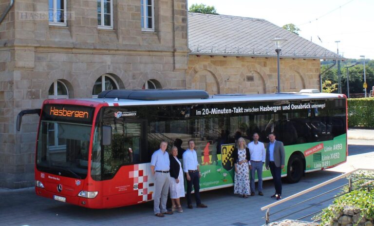(von links) Klaus Schwarzer (Stadtwerke Osnabrück), Katrin Greywe (Weser-Ems Busverkehr), Philip Hummert (Willy Hummert Omnibusverkehr), Margarete Bensmann (Gemeinde Hasbergen), Stephan Reich (Weser-Ems Busverkehr) und Adrian Schäfer (Bürgermeister der Gemeinde Hasbergen) geben den Startschuss für das neue RegioTakt-Buskonzept für Hasbergen. / Foto: Debby Arens