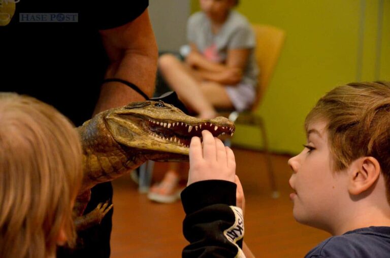 Bei der Ferienpass-Aktion „Schlangen und Spinnen – eklig oder faszinierend“ brachte der Diplom-Sozialpädagoge und Reptilienspezialist Armin Bauer nicht nur Präparate, sondern auch lebendige Reptilien ins Gemeinschaftszentrum (GZ) Lerchenstraße mit. / Foto: Claudia Sarrazin