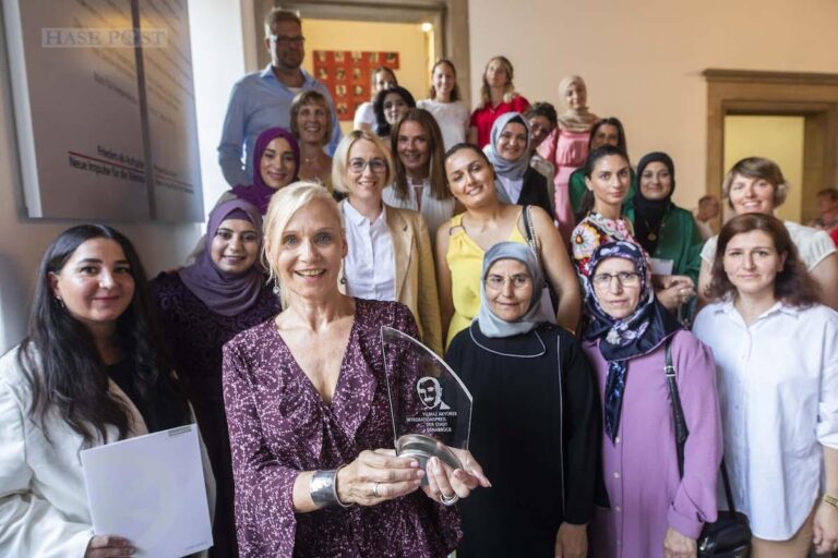 Die Familienbegleiterinnen rund um Karin Hooper (Mitte mit Preis) freuen sich über die Auszeichnung mit dem Yılmaz-Akyürek-Preis / Foto: Swaantje Hehmann