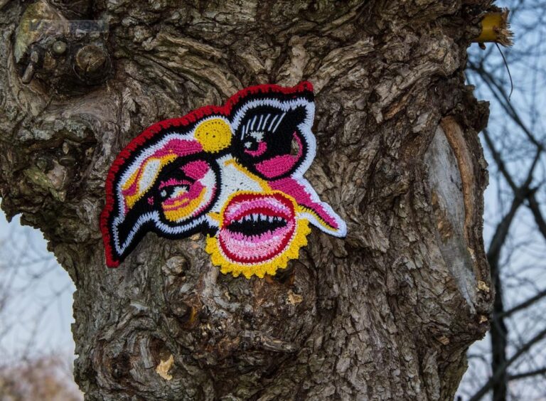 Ein Baum bekommt ein Gesicht - gehäkelt von Ute Krugmann. / Foto: Ute Krugmann