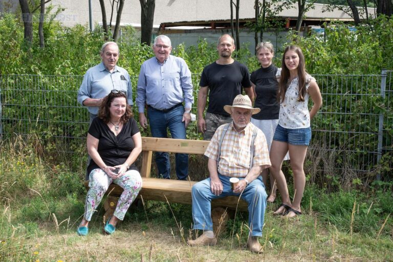 (von links) Ludger Schlattmann, Petra Biermann, Friedel Petersmann, Dr. Nicolai Lescow, Hermann Pabst, Dr. Silvia Haferkamp und Laura Schreiber vom Bürgerverein freuen sich über die beiden neuen Bänke in Sutthausen. / Foto: Günther Preuss