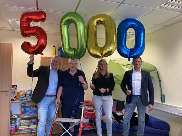 Freimaurer Thorsten Westhoff (links) und Thomas Wöbeking (rechts) übergeben symbolisch mit bunten Luftballons an die Vorsitzenden des Kinderschutzbundes Dr. Ludwig Schulze und Gaby Altevogt die Spende in Höhe von 5.000 Euro. / Foto: Schulte
