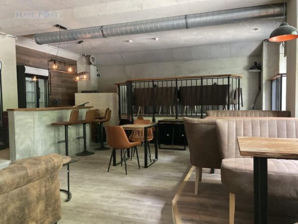 Praktisch und gemütlich: Die Bar erstrahlt im "Holy-Style" / Foto: Schulte