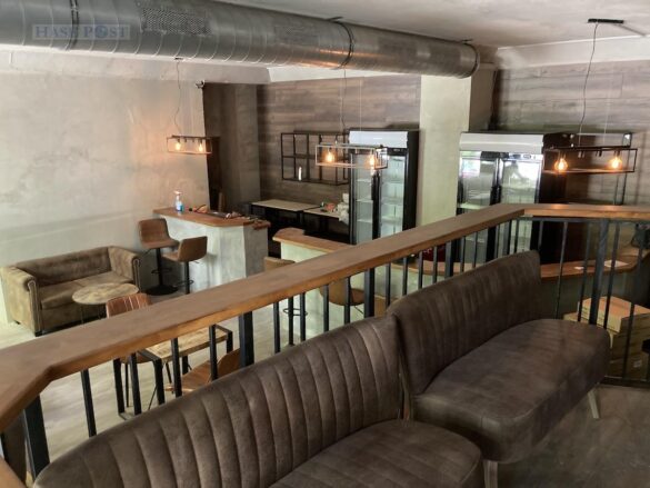 Praktisch und gemütlich: Die Bar erstrahlt im "Holy-Style" / Foto: Schulte