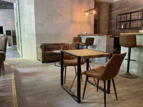 Stühle weg und los geht's: So schnell entsteht die Tanzfläche in der Holy Poly Bar. / Foto: Schulte