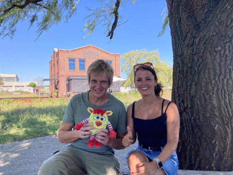 Jana Danilovic freut sich mit Frank von "Frank und seine Freunde" auf das kommende Hafenfest mit größerer Fläche. / Foto: Schulte