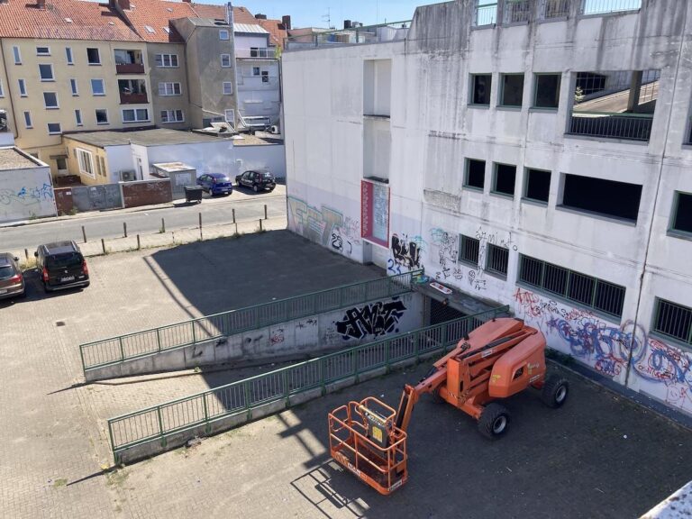 Der erste Hubsteiger steht bereit: Es kann losgehen an der Fassade des ehemaligen Whörl-Parkhauses. / Foto: Schulte