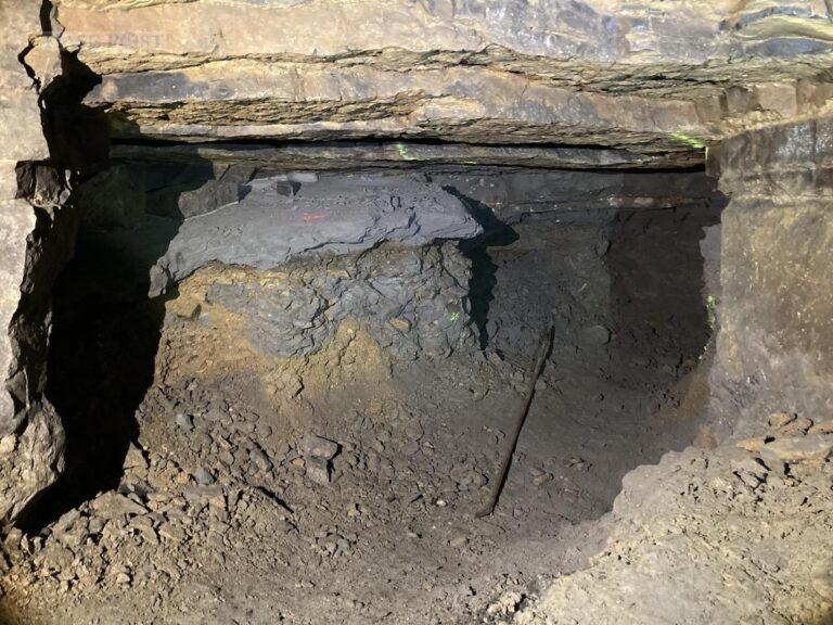 Hier sollen sich unter giftigen Schlämmen verborgen Giftfässer befinden. / Foto: Schulte