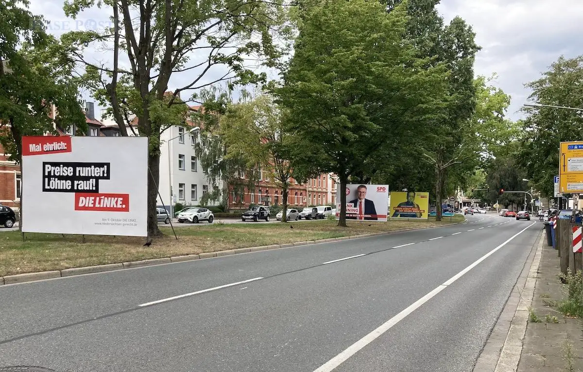 Wahlplakat um Wahlplakat: Der Grünstreifen am Wall strotzt nur so von politisch "schlauen" Sprüchen. / Foto: Schulte