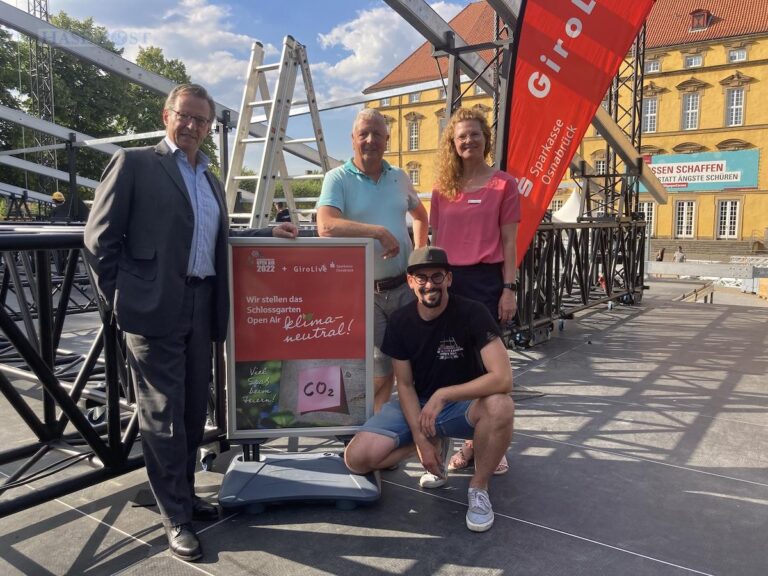 (von links) Johannes Hartig (Sparkasse), Rüdiger Scholz (Rosenhof), Birgit Liedmeier (Sparkasse) und Alexander Quickert (Rosenhof) freuen sich auf das erste klimaneutrale Schlossgarten Open Air. / Foto: Schulte