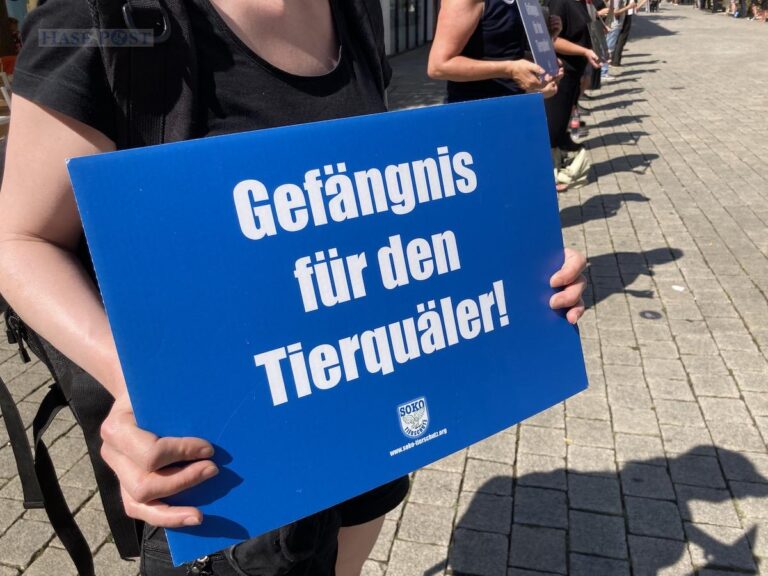 Auf einigen Plakaten stand eine klare Forderung des SOKO: "Gefängnis für den Tierquäler!" / Foto: Schulte