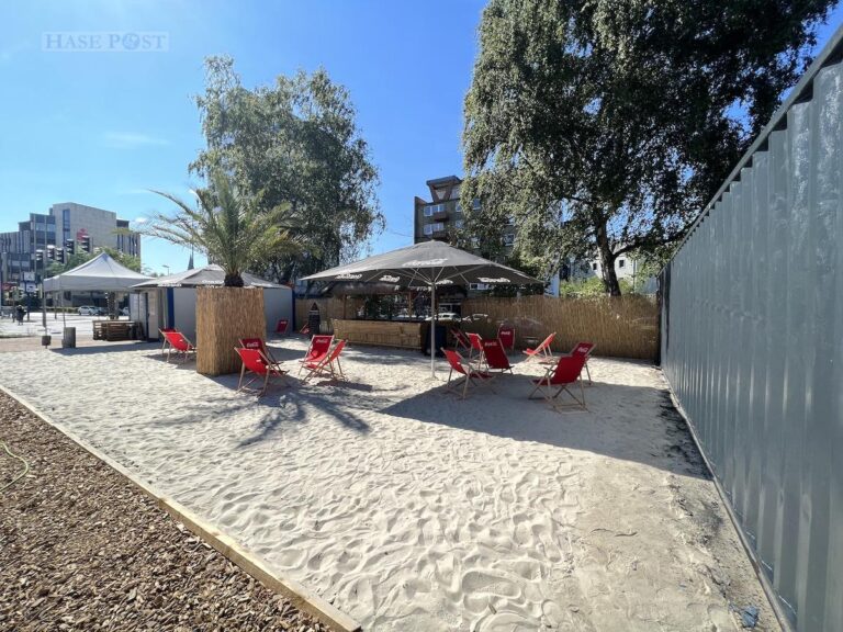 Mitten auf dem Berliner Platz gibt es ab Freitag kühle Drinks, Liegestühle und Sand zwischen den Zehen. / Foto: Swadzba
