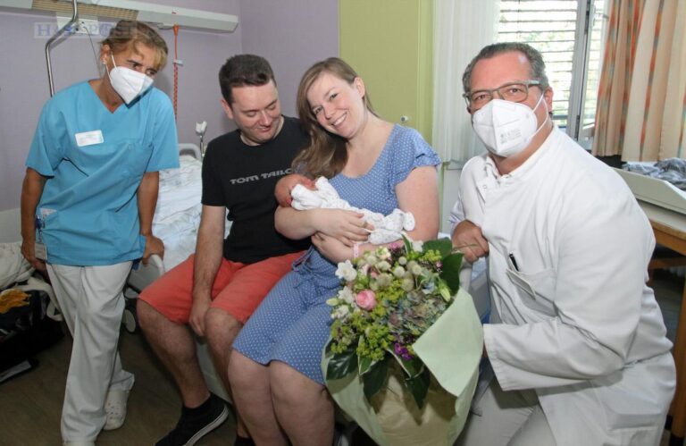 Geburtshilfe-Chefarzt PD Dr. Dr. Yves Garnier und Kinderkrankenschwester Sigrid Buchholz gratulierten Sabrina und Viktor Trube zur Geburt ihrer Tochter Elisa Sophia. / Foto: Klinikum Osnabrück