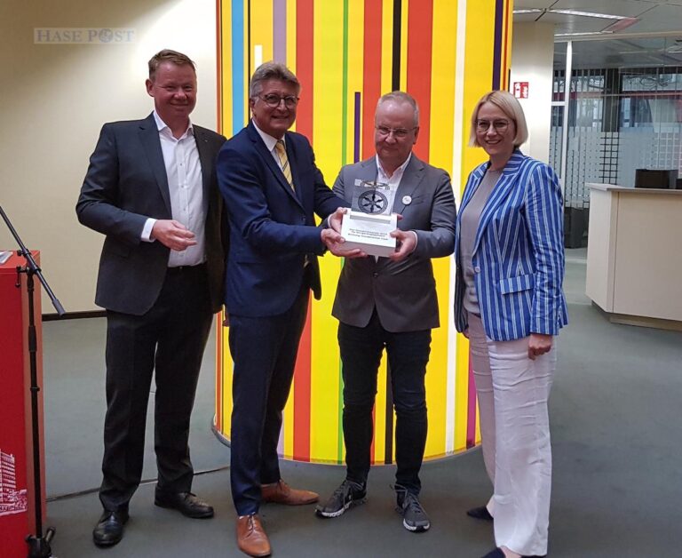 Ehrenamt schweißt die Stadt zusammen: (von links) Michael Schwarz, Fritz Brickwedde (beide Osnabrück Club) mit Hermann Große-Marke und Oberbürgermeisterin Katharina Pötter. / Foto: Rykov