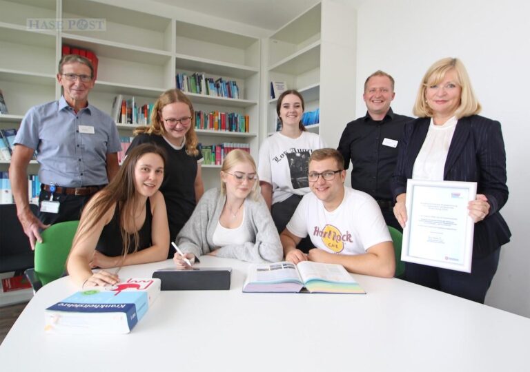 In der Bibliothek der Klinikums-Akademie kann analog oder digital gelernt werden: Schüler, Lehrer, Akademieleiterin Kerstin Moldenhauer und Fachbereichsleiter Jan Trautwein (rechts.) sowie Stellvertreter Jürgen Striewski (links) freuen sich über die Auszeichnung. / Foto: Jens Lintel  