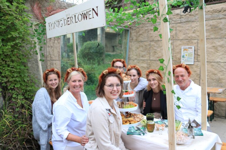 Rüsselmahlzeit im Zoo Osnabrück