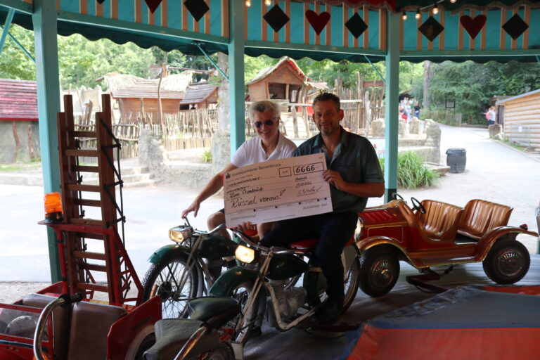 Karussell fahren für die Osnabrücker Elefanten: Dank des Karussells im Zoozentrum konnte Carsten Wieland (r.) Zoogeschäftsführer Andreas Busemann (l.) eine Spende von 6.666 Euro überreichen. / Foto: Zoo Osnabrück (Hanna Räckers)