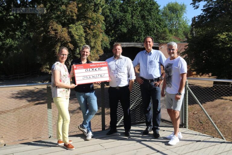(von links) Gemeinsam für Kinderprojekte: Heike Beitz (s4acw), Hendrik Vogelpohl (TSO Data), Sascha Drogt und Frank Schomecker (beide AOK Niedersachsen) sowie John McGurk (Zoo Osnabrück) freuen sich über das Ergebnis des 8. Zoo-Laufs. / Foto: Zoo Osnabrück / Lara Holzkamp
