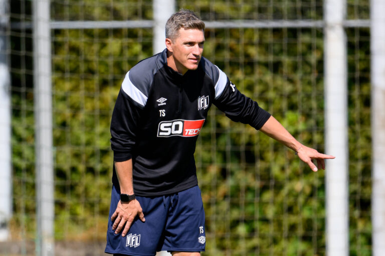 Trainer Tobias Schweinsteiger (VfL Osnabrück) gestikuliert bei der ersten Trainingseinheit vom VfL Osnabrück im Sportpark Illoshoehe am Dienstag (30. August). / IMAGO / PaetzelPress