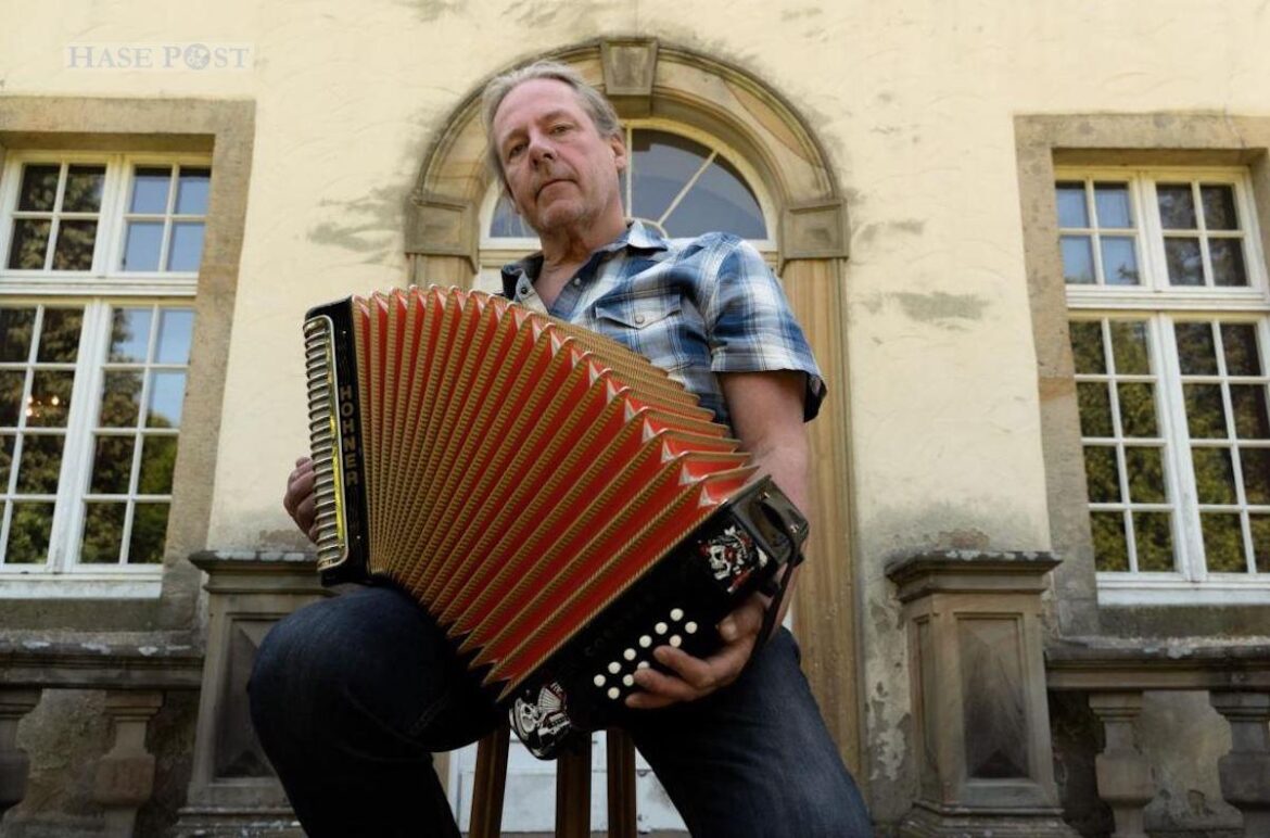 „Scharpbacket“, also „scharf gebacken“ oder „zu lange gebrannt“ heißt die Plattdeutsch-CD, bei deren Produktion der LVO den Hasberger Pottbäcker und Plattdeutsch- Liedermacher Bernd Niehenke unterstützte. / Foto: Michael Stange