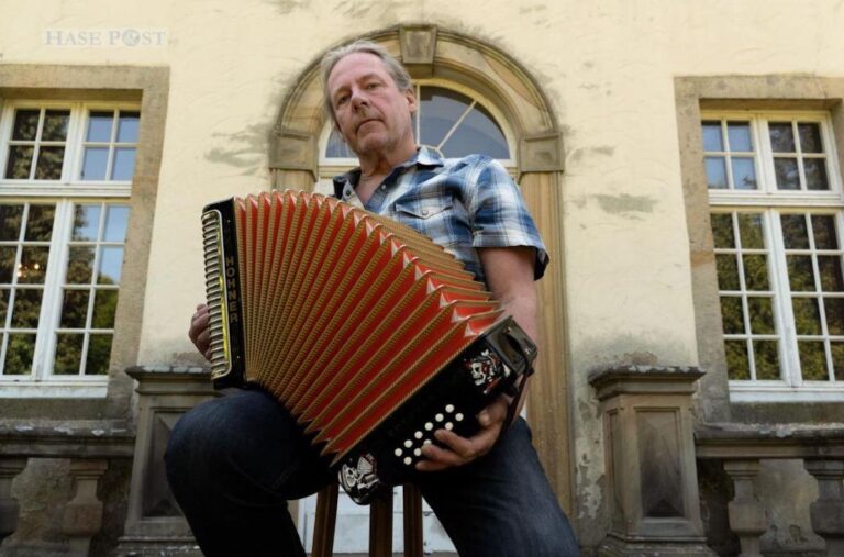 „Scharpbacket“, also „scharf gebacken“ oder „zu lange gebrannt“ heißt die Plattdeutsch-CD, bei deren Produktion der LVO den Hasberger Pottbäcker und Plattdeutsch- Liedermacher Bernd Niehenke unterstützte. / Foto: Michael Stange