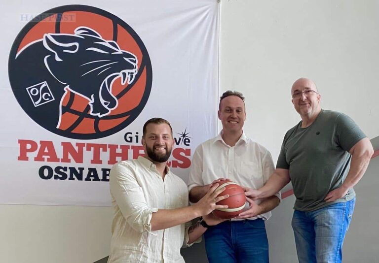 (von links) Sasa Cuic, Dennis Spellbrink und Axel Voss besiegeln im datos - home of the panthers ihre Partnerschaft. / Foto: OSC