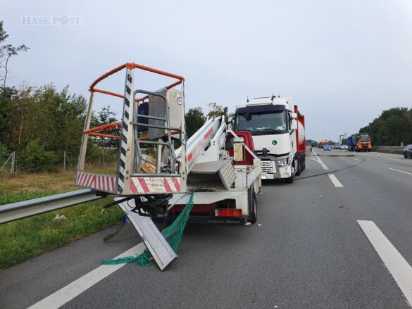 LKW kommt an der Autobahn A1 von Auffahrt ab und fährt geradewegs in kreuzenden Verkehr LKW kommt an der Autobahn A1 von Auffahrt ab und fährt geradewegs in kreuzenden Verkehr