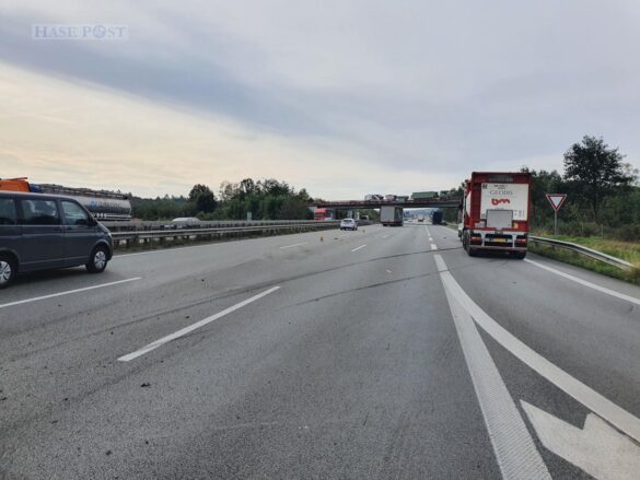 LKW kommt an der Autobahn A1 von Auffahrt ab und fährt geradewegs in kreuzenden Verkehr LKW kommt an der Autobahn A1 von Auffahrt ab und fährt geradewegs in kreuzenden Verkehr