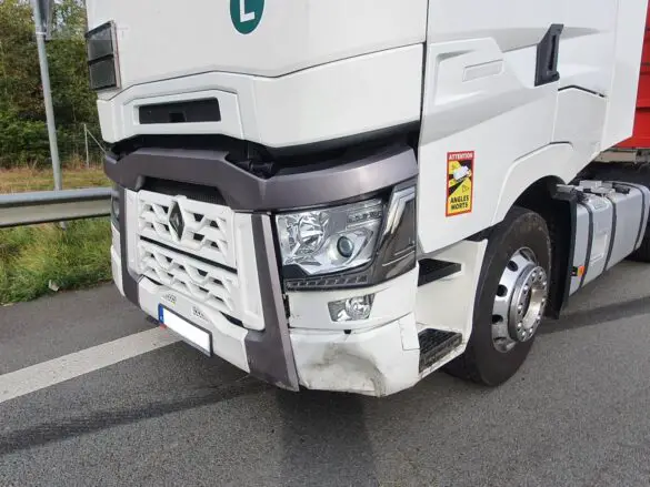 LKW kommt an der Autobahn A1 von Auffahrt ab und fährt geradewegs in kreuzenden Verkehr LKW kommt an der Autobahn A1 von Auffahrt ab und fährt geradewegs in kreuzenden Verkehr