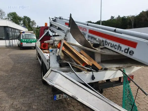 LKW kommt an der Autobahn A1 von Auffahrt ab und fährt geradewegs in kreuzenden Verkehr LKW kommt an der Autobahn A1 von Auffahrt ab und fährt geradewegs in kreuzenden Verkehr