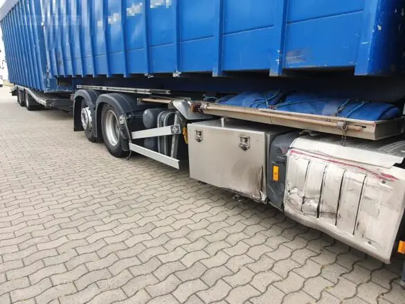 LKW kommt an der Autobahn A1 von Auffahrt ab und fährt geradewegs in kreuzenden Verkehr LKW kommt an der Autobahn A1 von Auffahrt ab und fährt geradewegs in kreuzenden Verkehr