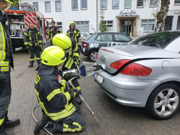 PKW-Brand unweit des Feuerwehrhauses in Georgsmarienhütte PKW-Brand unweit des Feuerwehrhauses in Georgsmarienhütte