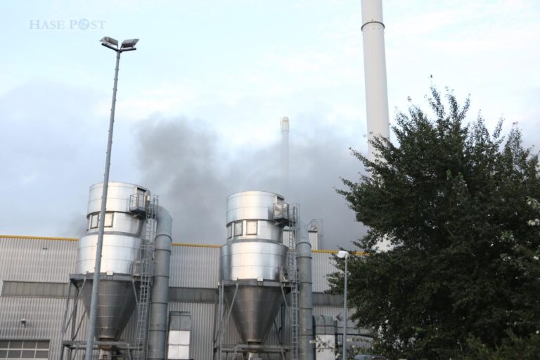 Großbrand in Osnabrück-Hafen: Recyclingcenter am Fürstenauer Weg brennt