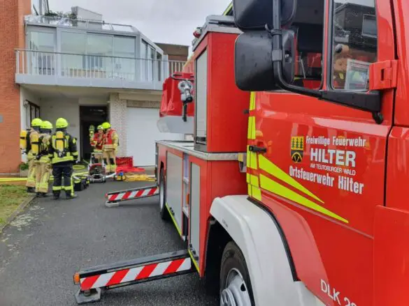 Mann mit Drehleiter gerettet: Kellerbrand in Hilter