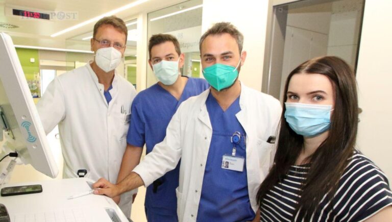 Linda Schwering ist im Klinikum Osnabrück vom Intensiv-Team (v. l.) mit Kardiologie-Chefarzt PD Dr. Carsten Schneider, Dr. Bogdan Puscas und Oberarzt Dr. Maximilian Veddeler nach einer Lungenembolie behandelt worden. /Foto: Jens Lintel