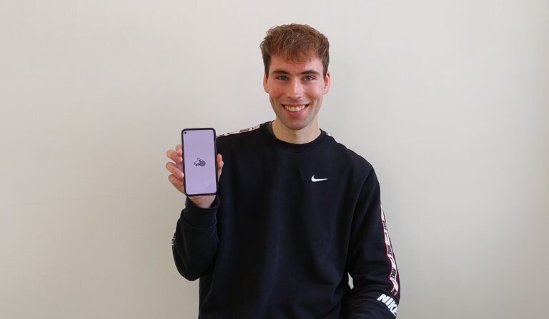 Medieninformatikstudent der Hochschule Osnabrück Simon Schnitker zeigt seine App "Vereinsmanager". / Foto: Simon Schnitker