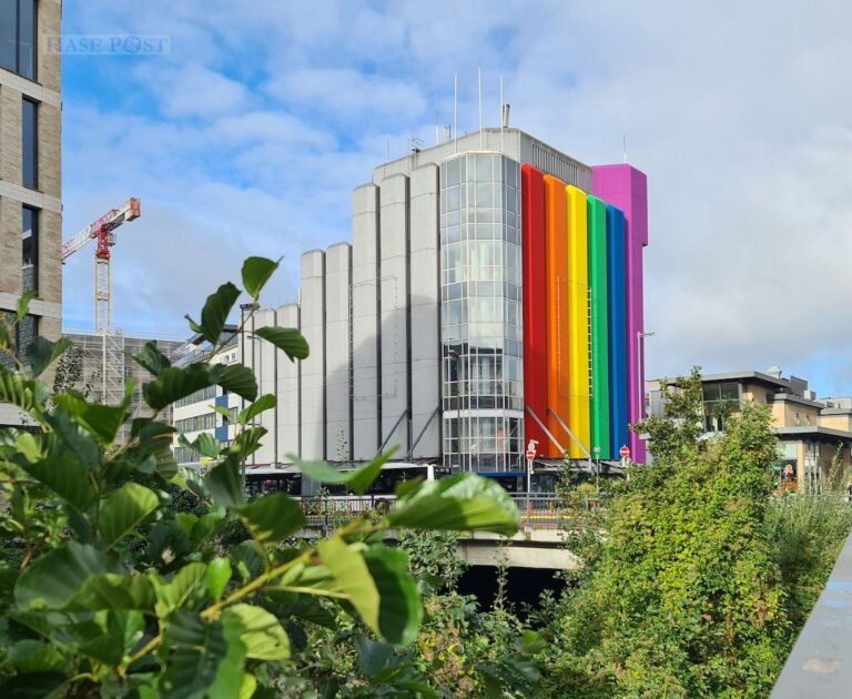 Bei strahlendem Sonnenschein zeigt sich die neue Fassade von ihrer besten Seite. / Foto: Michelle Henke