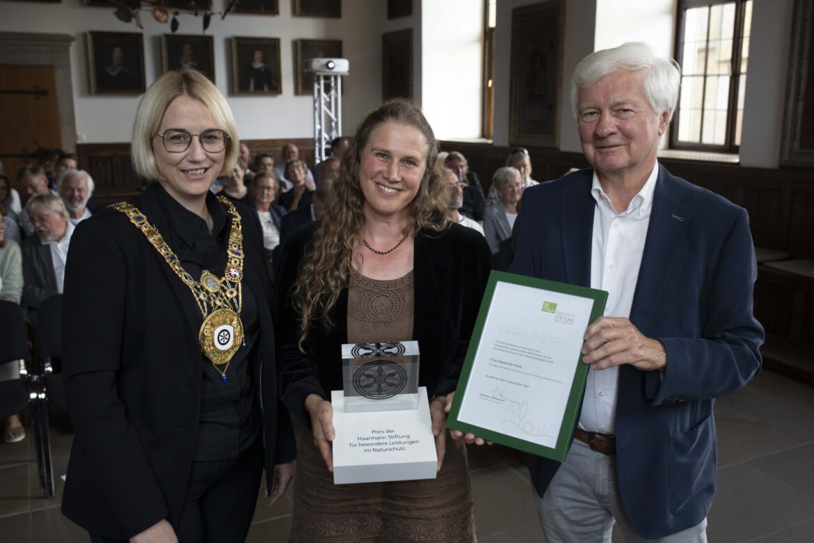Oberbürgermeisterin Katharina Pötter und Antonius Fahnemann (Vorstandsvorsitzender Haarmann-Stiftung) überreichen Swaantje Fock den Naturschutzpreis. / Foto: Swaantje Hehmann