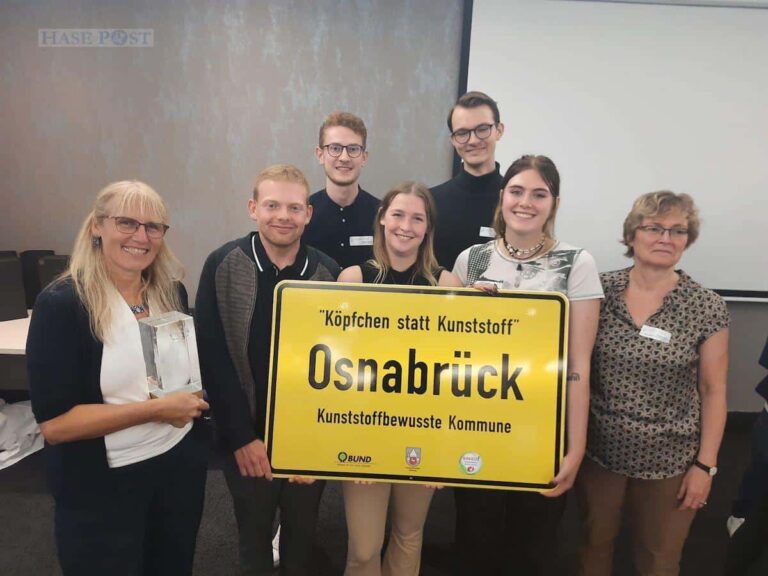 Schülerinnen und Schüler der Ursulaschule freuen sich mit Claudia Leyers (rechts) und Birgit Rademacher (links), vom Fachbereich Umwelt und Klimaschutz der Stadt über den ersten Platz. / Foto: Romberg