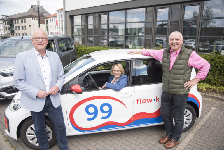 30 Jahre Carsharing in Osnabrück: Oberbürgermeisterin Katharina Pötter gratuliert den Stadtteilauto-Geschäftsführern Werner Linnenbrink (l.) und Christian Kluck. / @ Stadtwerke Osnabrück (Uwe Lewandowski)