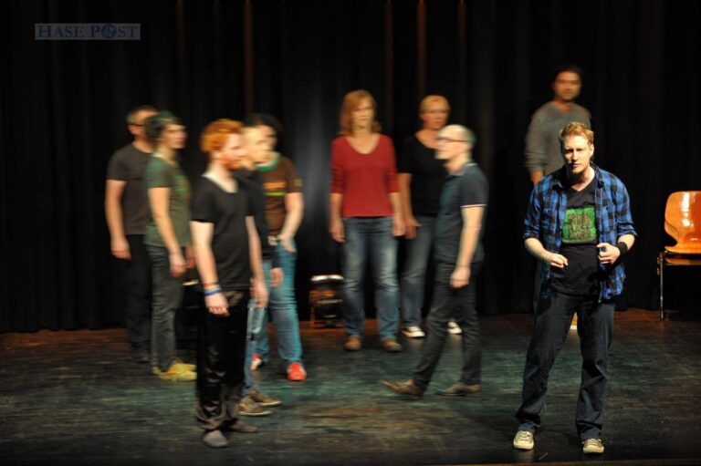 Adrian Südmeier (rechts im Bild) in seiner improvisierten Rolle. /Foto: Haseglückfestival