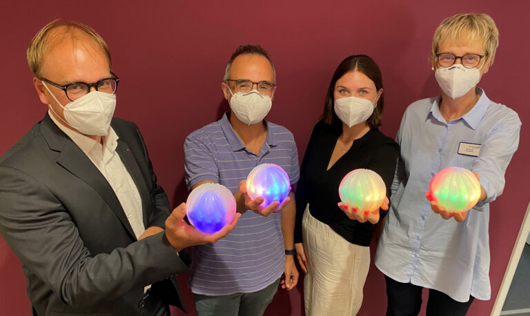 Ralf Hellige (Vorstandsmitglied Stiftung der Sparkasse Osnabrück), Chefarzt PD Dr. Ralf Dittrich (Direktor Klinik für Neurologie), Clara Heuer (Stabsstelle Pflegewissenschaft und Susanne Karrer (Pflegedirektorin) freuen sich über die Icho-Bälle. / Foto: MHO