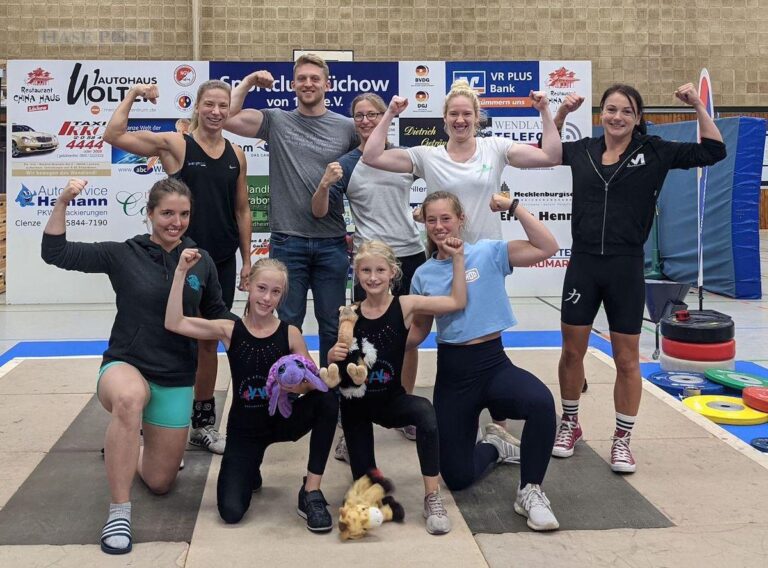 Die Athletinnen des Kraft- und Athletikklub Osnabrück e.V. überzeugen bei den niedersächsischen Landesmeisterschaften in Lüchow: (von links, hinten) Sonja Zschaler, Fynn Munderloh, Daniela Buschmeyer, Anna-Pia Belke, Jessica Meyer mit (vorne) Leonie Hunsche, Mailin Buschmeyer, Mila Buschmeyer, Joana Vogetseder. / Foto: Kraft- und Athletikklub Osnabrück e.V.