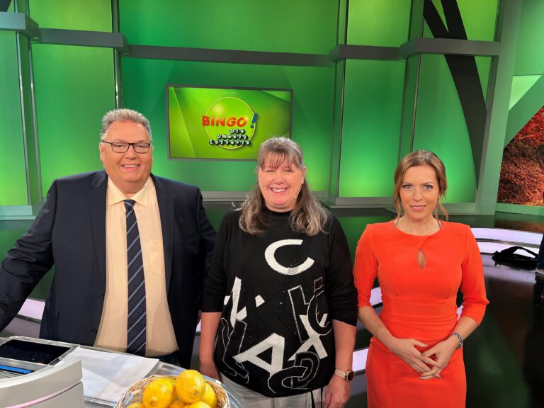 Kandidatin Andrea Baraniak (mitte) bei der Show "BINGO!" mit Michael Thürmau (Fernsehmoderator) und Jule Gölsdorf (Fernsehmoderatorin) / Foto: Carina Niemeyer