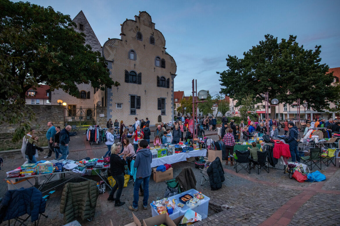 Nachtflohmarkt - hier noch auf dem Ledenhof. / Foto: Hermann Pentermann