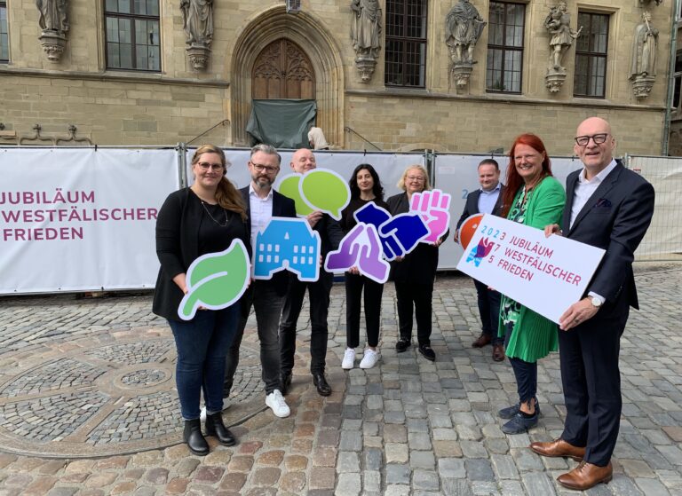 Patricia Mersinger und Wolfgang Neckermann (rechts) präsentieren das neue Logo, das durch die Agentur Yellow Tree um Geschäftsführer Heiko Rafflenbeul (2. v. l.) entworfen wurde. / Foto: Guss