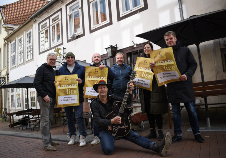 Detlev Böhme (The Fantastic Fritz Voss Singers), Uli Pohlmann (The Fantastic Fritz Voss Singers), Dominik Lodter (Inhaber Alte Wirtschaft Peitsche), Jens Meier (Geschäftsführer Lagerhalle), Nele Mondorf (Geschäftsführerin Sonnendeck), Miro (Schmales Handtuch) und Stefan Simmel Simon (Buddy and the Hotdogs) freuen sich auf das Musikfestival Altstadt Live. / Foto: Tischer
