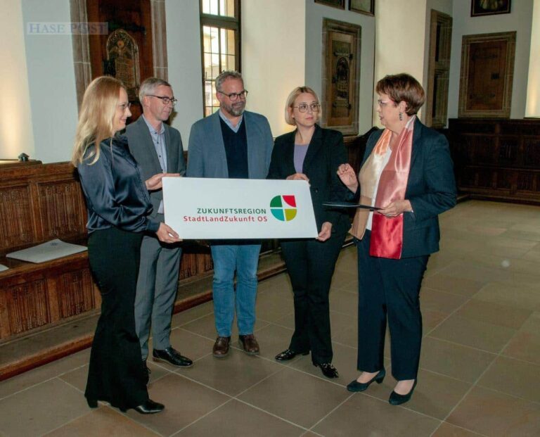 Birgit Honé, Ministerin für Bundes- und Europaangelegenheiten und Regionale Entwicklung (rechts) überreicht den Zuwendungsbescheid an (v. l.) Landrätin Anna Kebschull, Michael Fedler, Projektverantwortlicher des Landkreises Osnabrück, Dr. Claas Beckord, Projektverantwortlicher der Stadt Osnabrück und Oberbürgermeisterin Katharina Pötter . / Foto: Sven Jürgensen