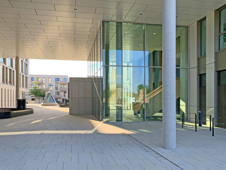Bis Sommer 2022 entstand innerhalb von nur 16 Monaten Bauzeit im Wissenschaftspark Osnabrück ein viergeschossiger Büroneubau mit Tiefgarage. Er bietet den Mietern HagerEnergy GmbH, Hochschule Osnabrück und Siemens Energy AG rund 8000 qm Mietfläche. / Foto: Köster GmbH