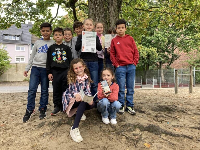 Die heutige Klasse 4c der Stüveschule sang und vertonte das geschichtliche Wissen zu ihrer Schule. / Foto: Schulte